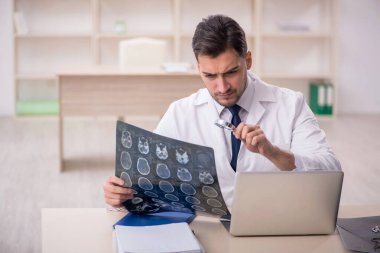 Hastanede çalışan genç doktor radyoloji uzmanı.