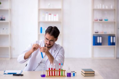 Laboratuvarda çalışan genç bir kimyager.