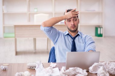 Beyin fırtınası konseptinde genç işadamı