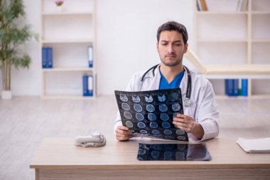 Hastanede çalışan genç doktor radyoloji uzmanı.