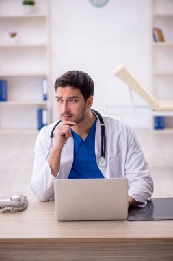 Hastanede çalışan genç bir doktor.