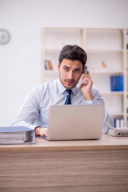 İş yerinde çalışan genç bir çalışan.