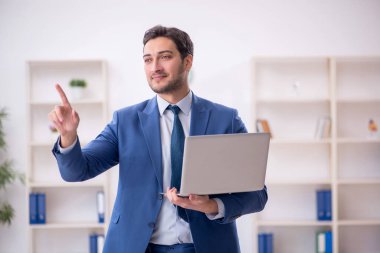 İş yerinde çalışan genç bir çalışan.