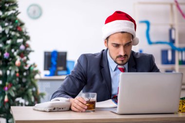 Genç çalışan Noel 'i ofiste kutluyor.