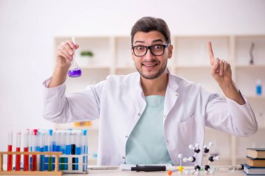 Laboratuvarda çalışan genç bir kimyager.