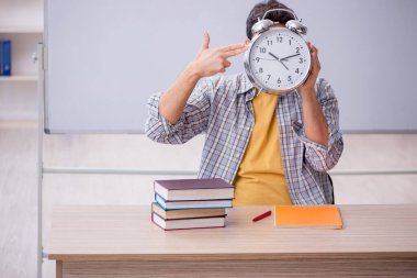 Zaman yönetimi konseptinde genç öğrenci