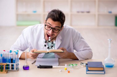 Laboratuvarda çalışan genç bir kimyager.