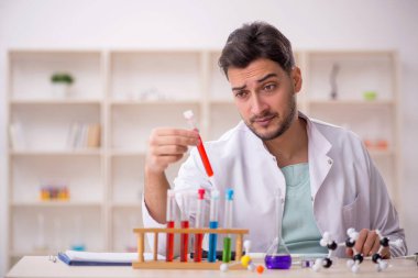Laboratuvarda çalışan genç bir kimyager.