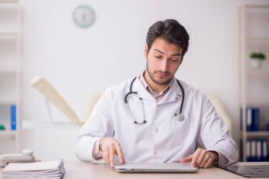 Teletıp konseptinde genç doktor