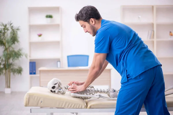 Ung Manlig Läkare Och Skelettpatient Kliniken — Stockfoto