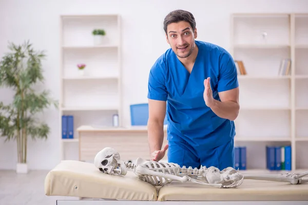 Jovem Médico Paciente Esqueleto Clínica — Fotografia de Stock