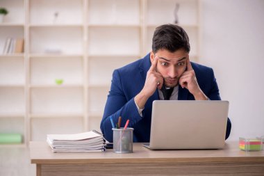 İş yerinde çalışan genç bir işadamı