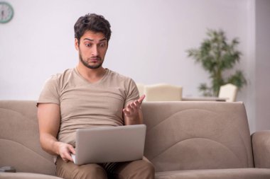 Salgın sırasında evden çalışan genç bir serbest çalışan.