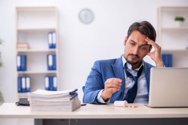 İş yerinde acı çeken genç bir işadamı