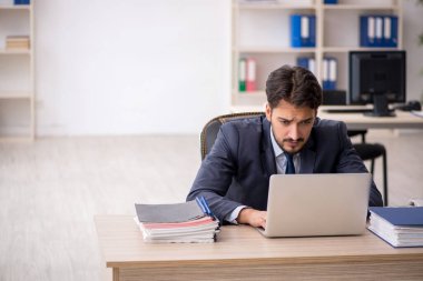 İş yerinde çalışan genç bir işadamı