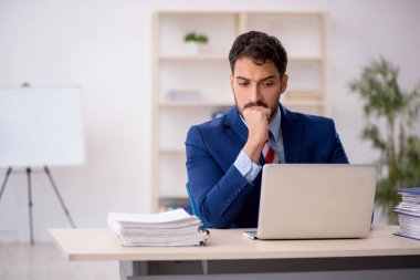 Ofiste çalışan genç işadamı.