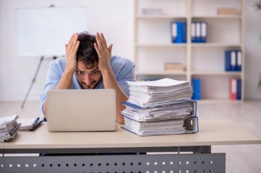 Ofiste çalışan genç işadamı.