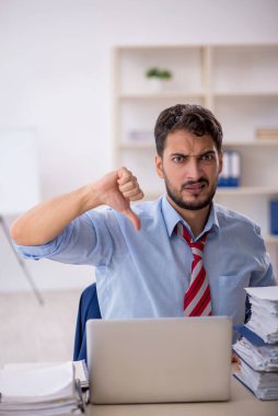 Ofiste çalışan genç işadamı.