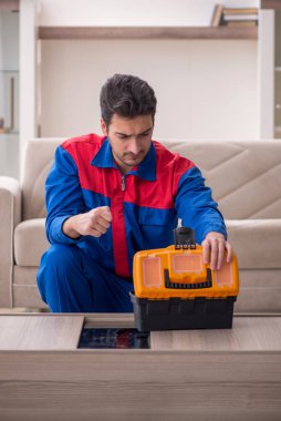 Evde çalışan genç bir marangoz.