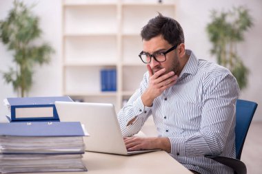 Ofiste çalışan genç işadamı.