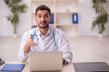 Teletıp konseptinde genç doktor