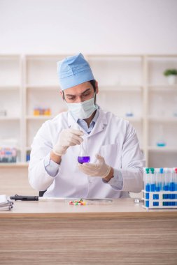 Laboratuvarda çalışan genç bir kimyager.