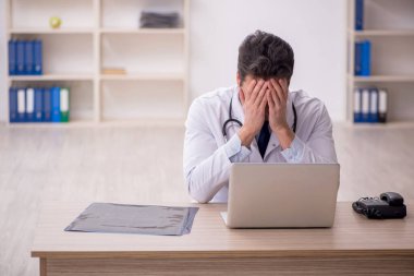 Hastanede çalışan genç bir doktor.