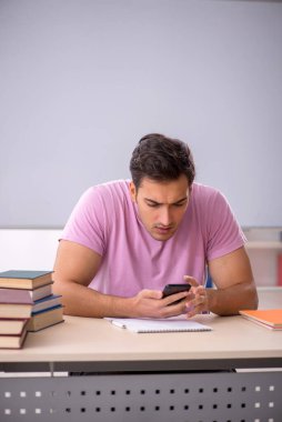 Sınıfta sınava hazırlanan genç bir öğrenci.