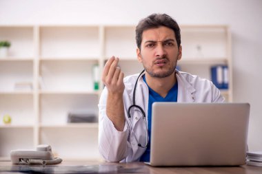 Hastanede çalışan genç bir doktor.