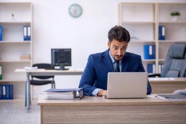 Ofiste çalışan genç işadamı.