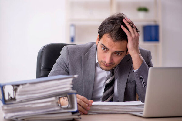 Молодой сотрудник недоволен чрезмерной работой в офисе