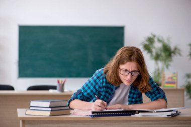 Sınavlara hazırlanan kız öğrenci.