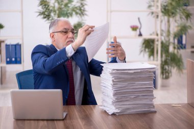 İş yerinde çalışan eski bir işadamı