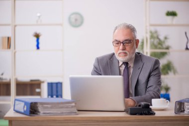 İş yerinde çalışan eski bir işadamı