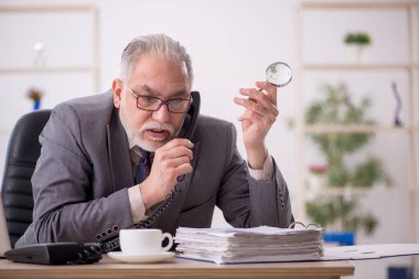 İş yerinde çalışan eski bir işadamı