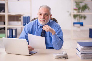 İş yerinde çalışan eski bir işadamı