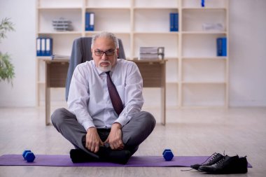 Mola sırasında spor egzersizleri yapan eski bir çalışan.