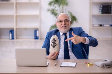 Eski erkek çalışanın maaş konsepti.