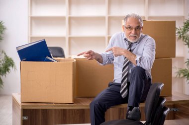 Ofis taşıma konseptinde eski bir işadamı