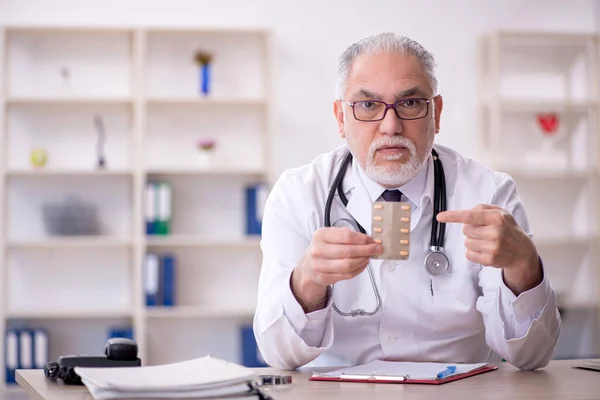 Starý Lékař Navrhuje Pilulky Nemocnici — Stock fotografie