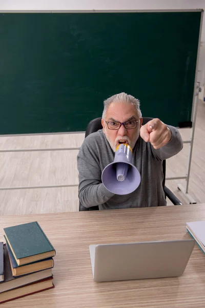 Old Teacher Holding Megaphone Classroom — Stock Photo, Image