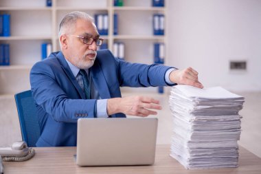 Eski bir işadamı ve işyerinde çok fazla iş var.