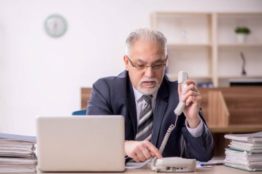 İş yerinde çalışan eski patron.