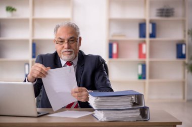 Ofiste çalışan eski bir işadamı.