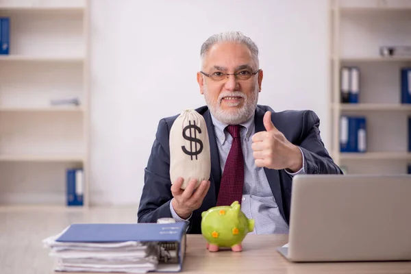 Old Boss Employee Remuneration Concept — Stock Photo, Image