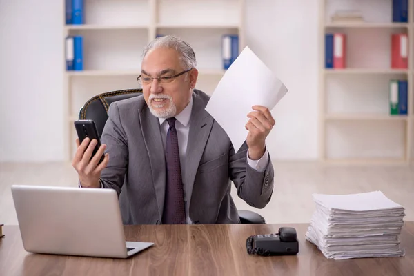 Velho Empresário Empregado Que Trabalha Escritório — Fotografia de Stock