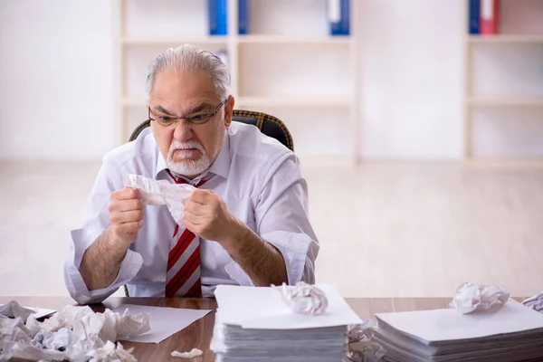 Old Businessman Employee Brainstorming Concept — Stock Photo, Image