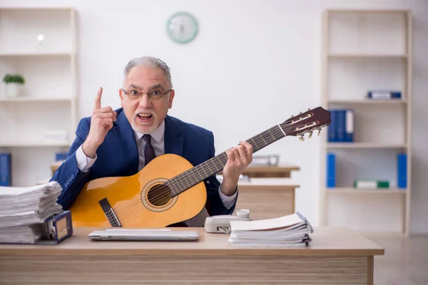 Old Employee Playing Guitar Office — Stock Photo, Image