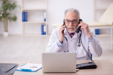 Teletıp konseptinde yaşlı bir doktor.