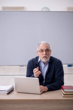 Sınıftaki eski öğretmen.